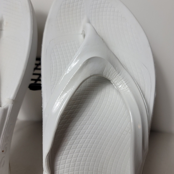 Oofos Oolala Luxe Flip Flops Womens Size 10 White Comfort Recovery Sandals Thong - Picture 2 of 9